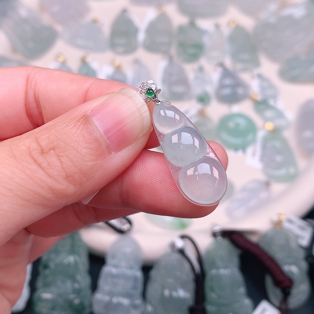 翡翠颈饰18K金镶嵌冰胶晴豆子