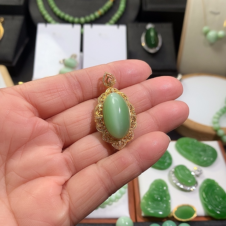 颈饰18K金镶嵌和田玉（碧玉）蹦****r