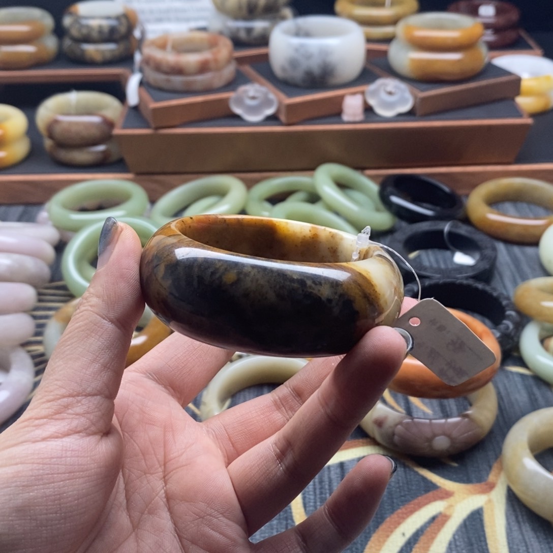 不****石英质玉未镶嵌手镯