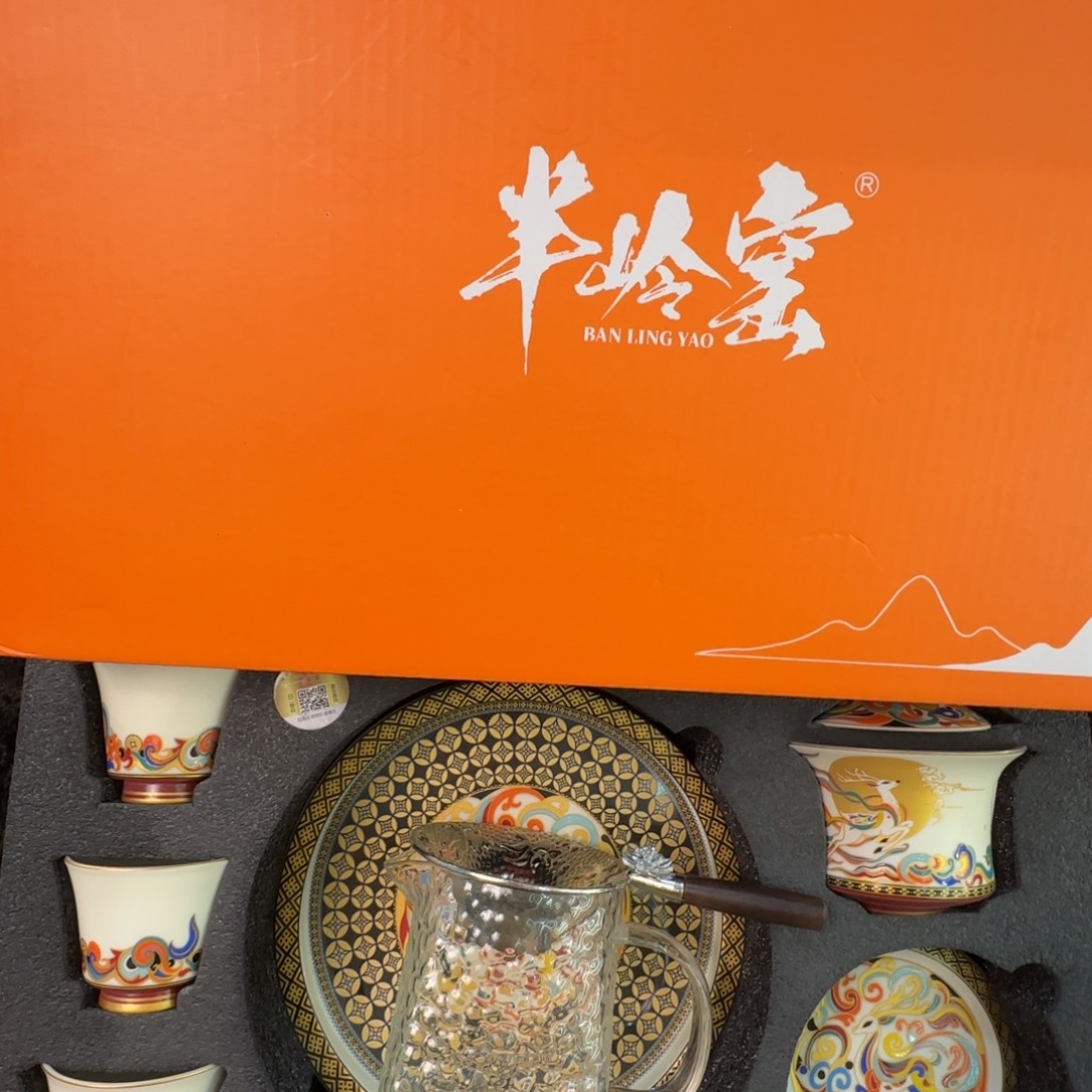 当代艺术家辞典等多部著作