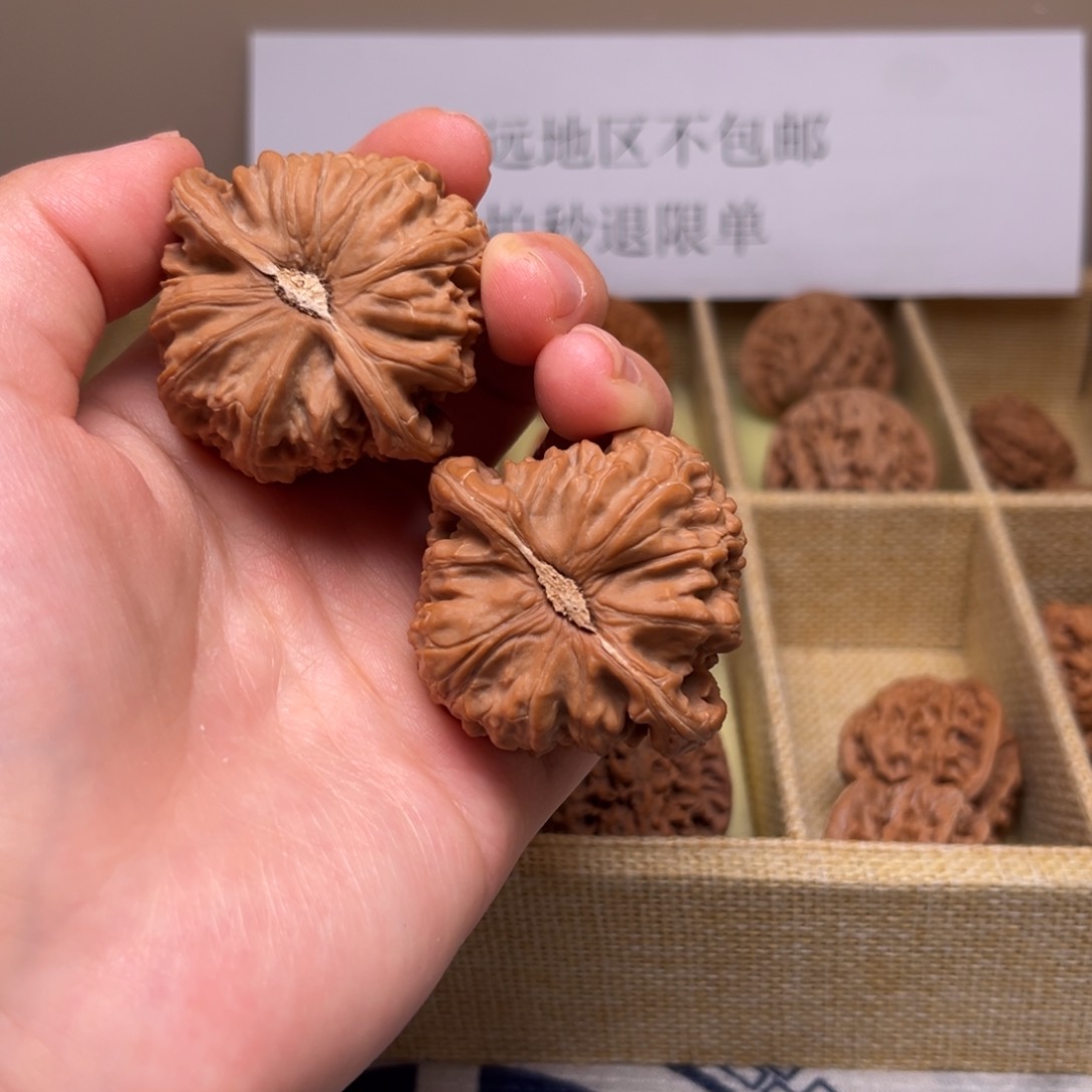 文玩核桃吊坠44白狮子