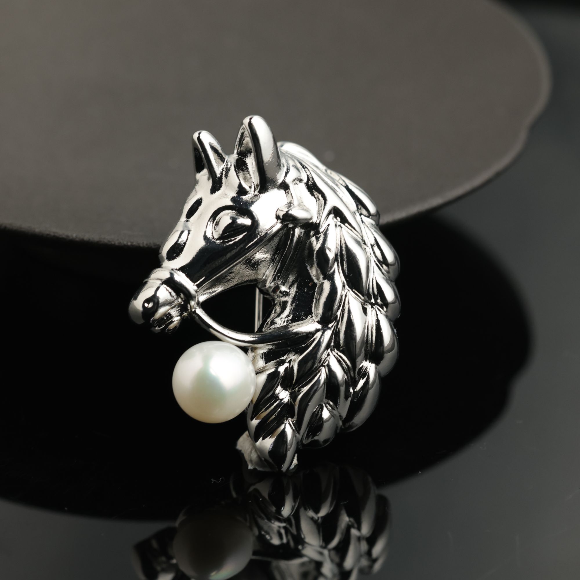 “一马当先”原创设计精品淡水珍珠骏马胸针