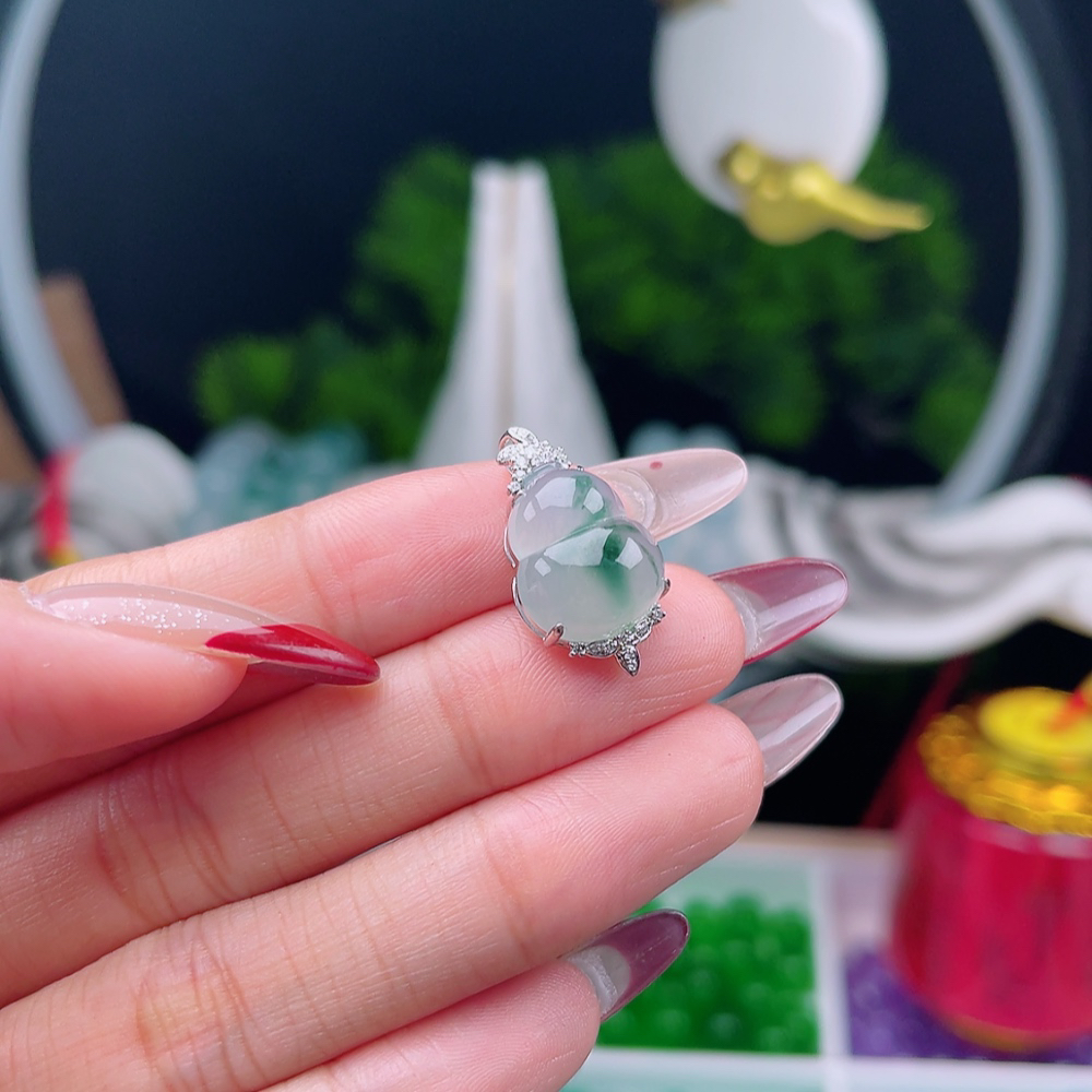 冰飘绿翡翠葫芦吊坠 18k金镶，尺寸：23.8-12.9-8.5mm
