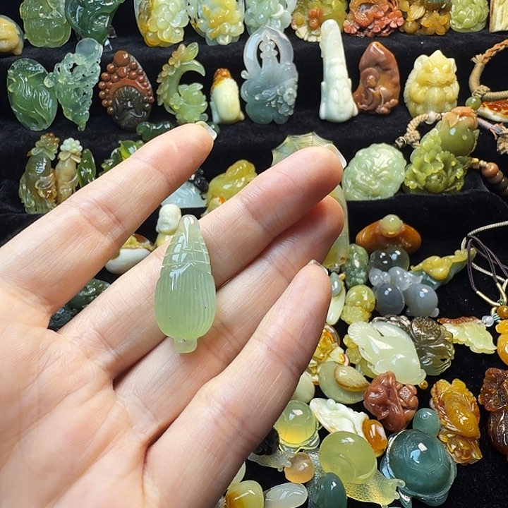 蛇纹石玉未镶嵌颈饰