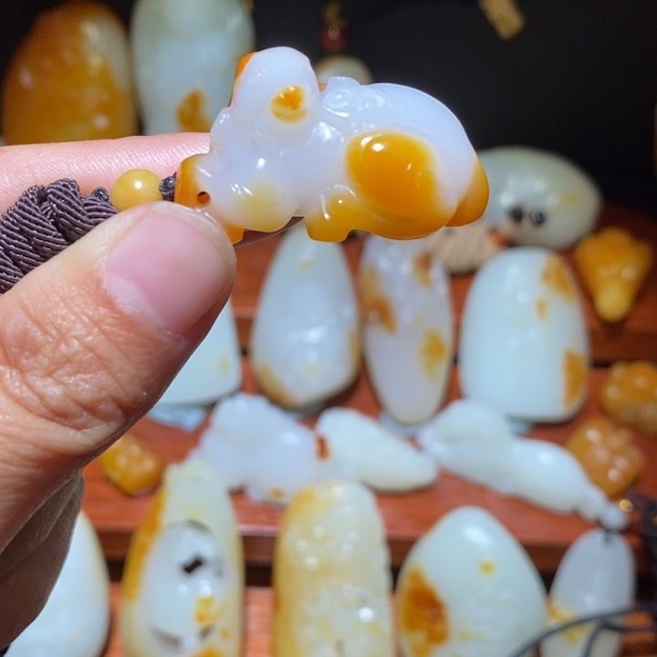 羊***咩和田玉未镶嵌颈饰