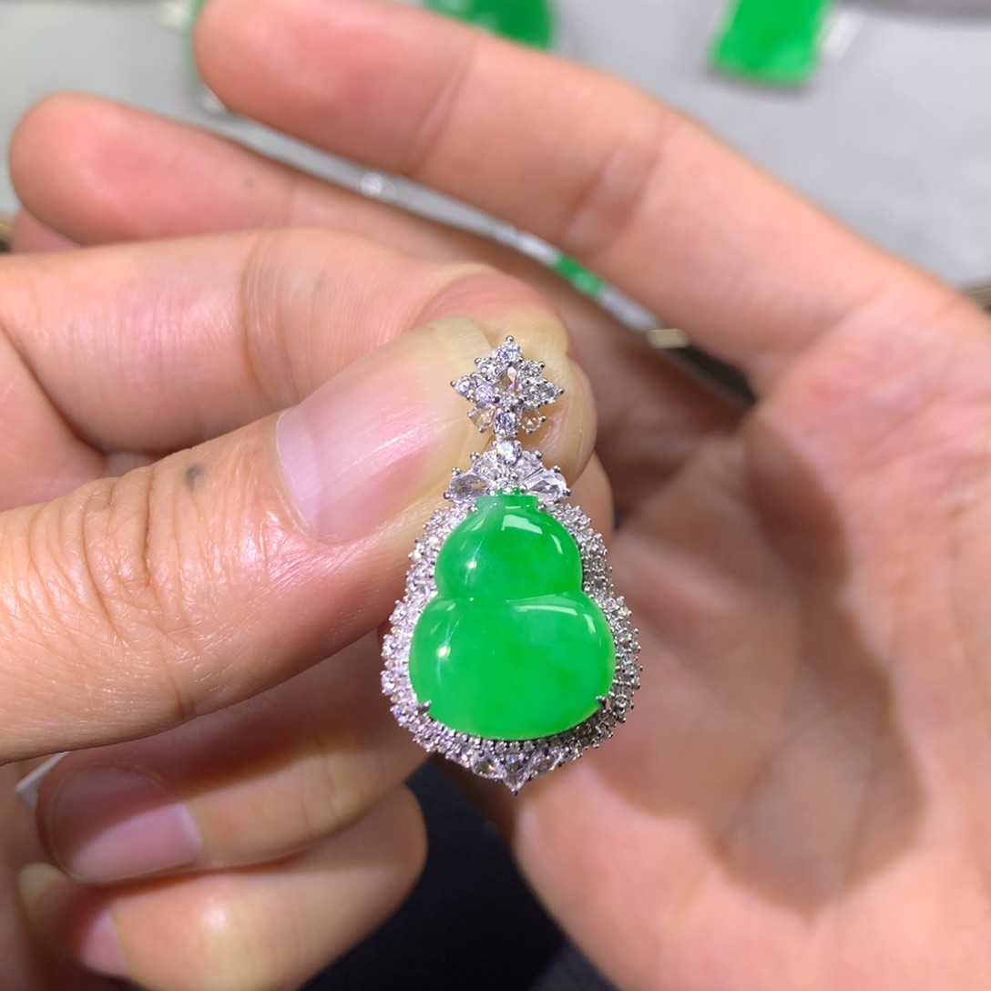 翡翠颈饰18K金镶嵌翡翠