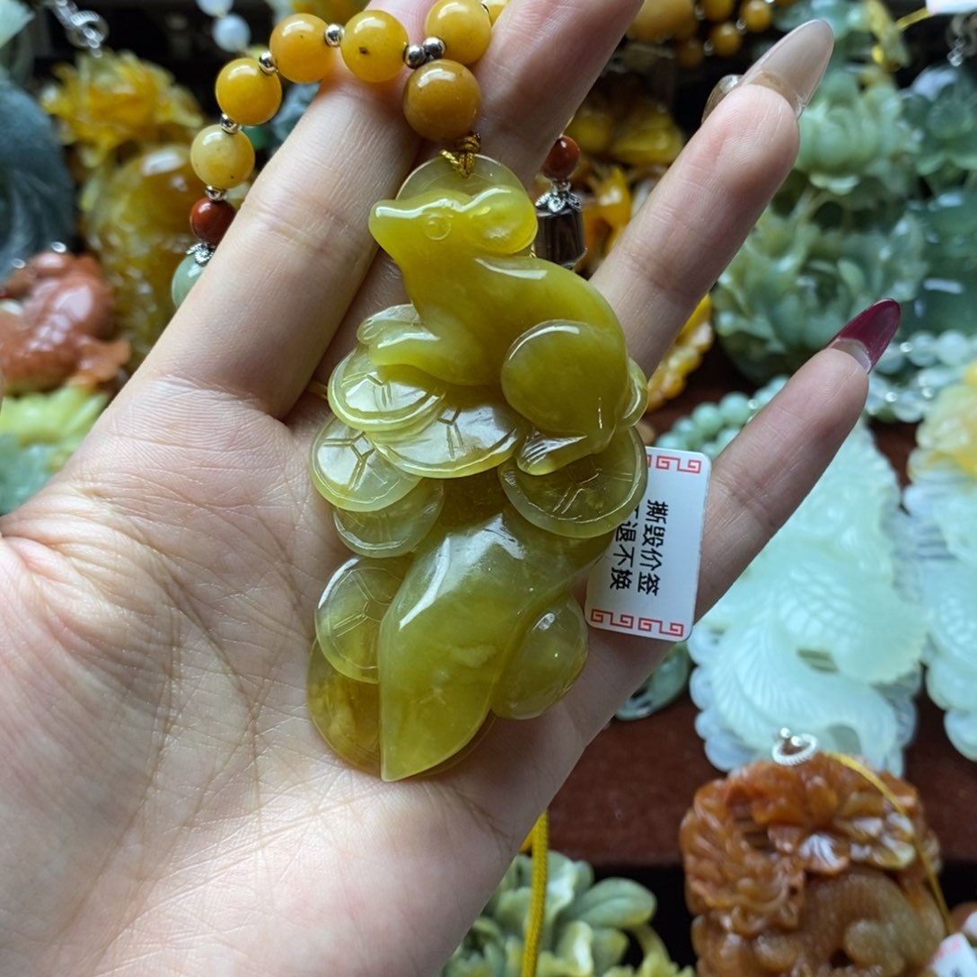 蛇纹石玉颈饰未镶嵌