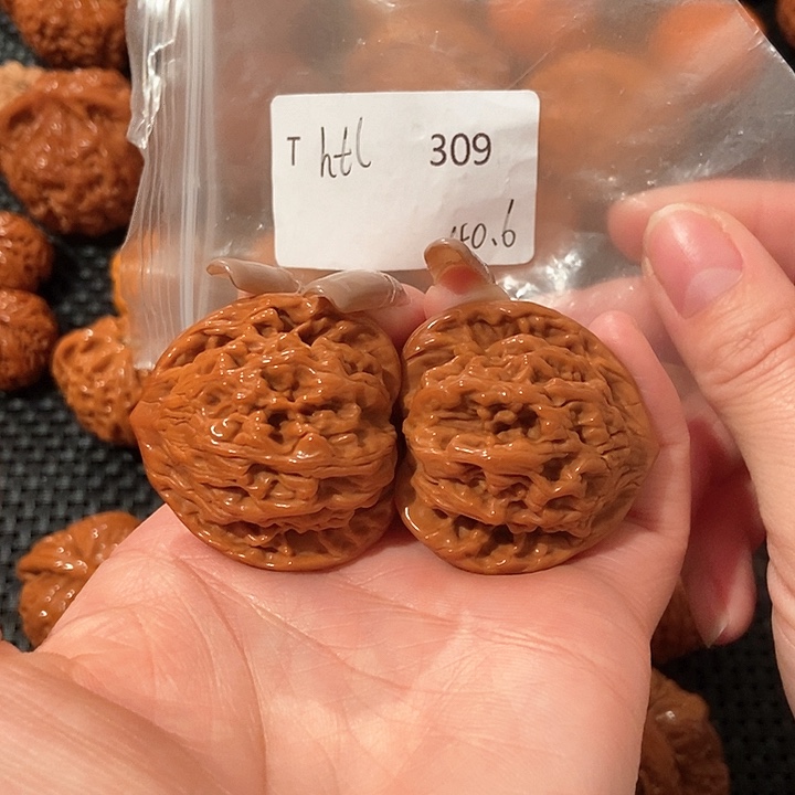 文玩核桃吊坠虎头40.3