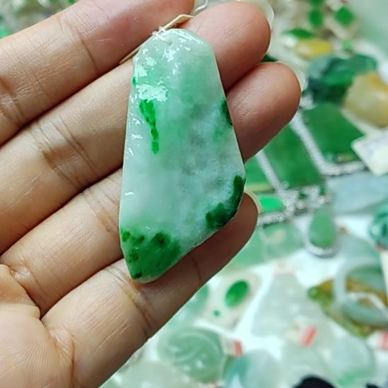 翡翠未镶嵌颈饰3  