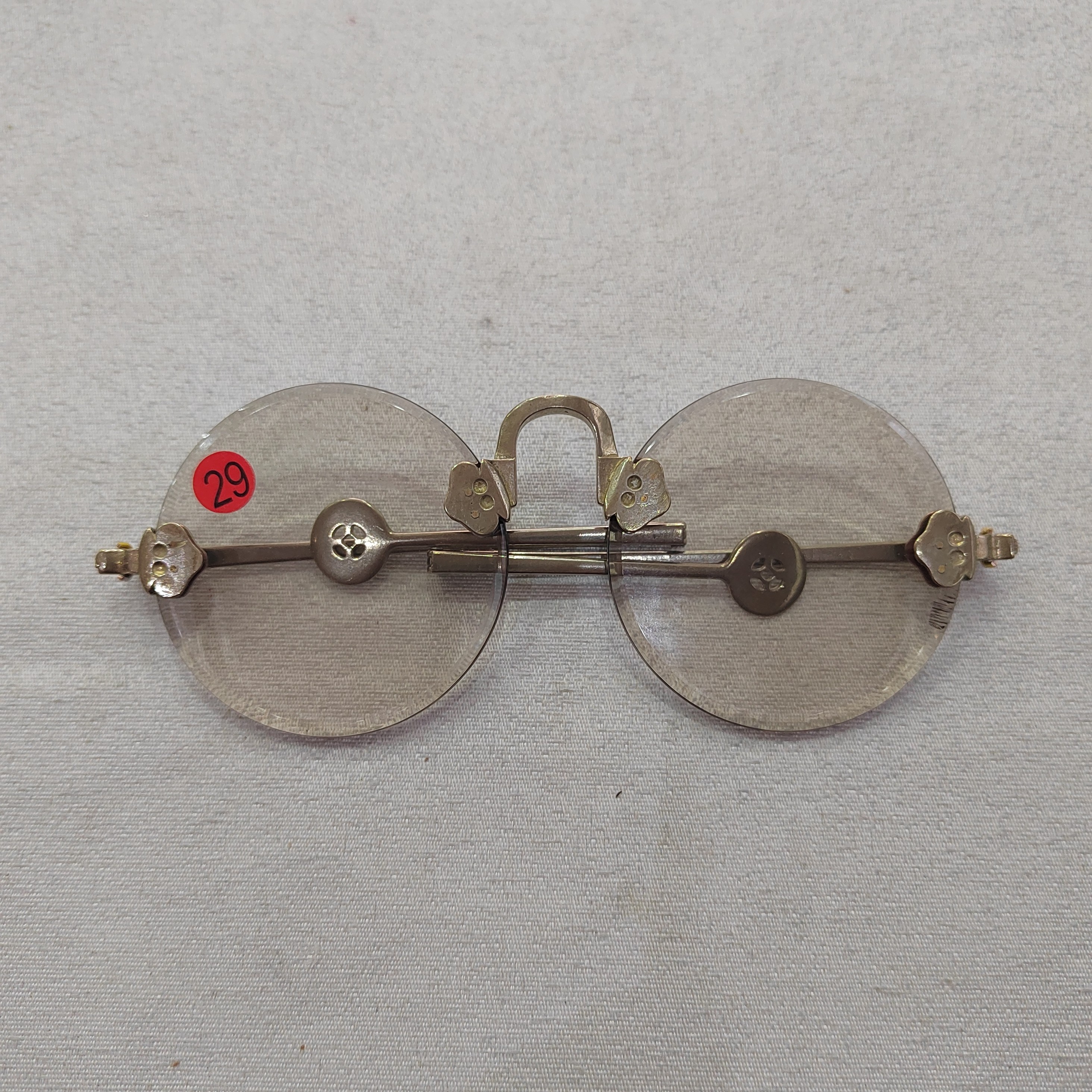 冰糖色眼镜，尺寸5.7cm，镜片厚度4.0mm，边上有点瑕