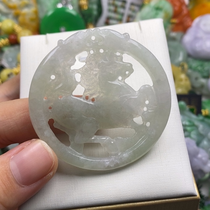 翡翠未镶嵌吊坠(赠链)