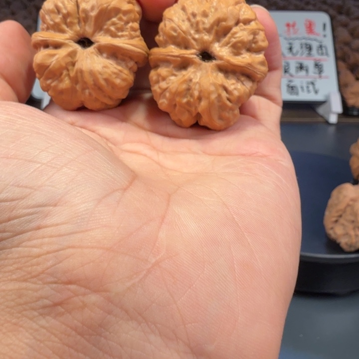 在***一把件文玩核桃蛤蟆的眼睛是真的好看