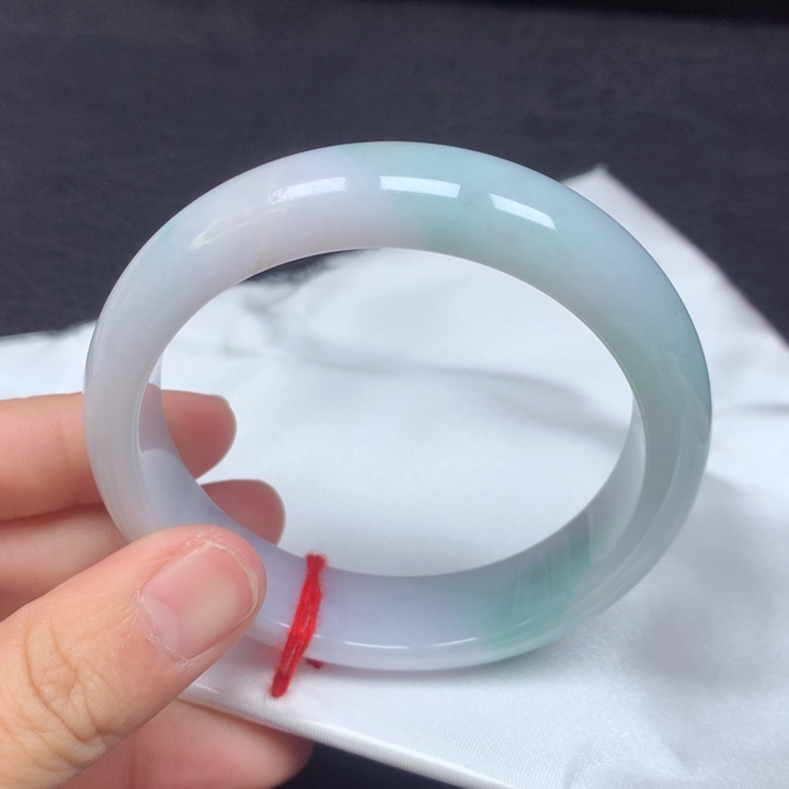 翡翠手镯未镶嵌。