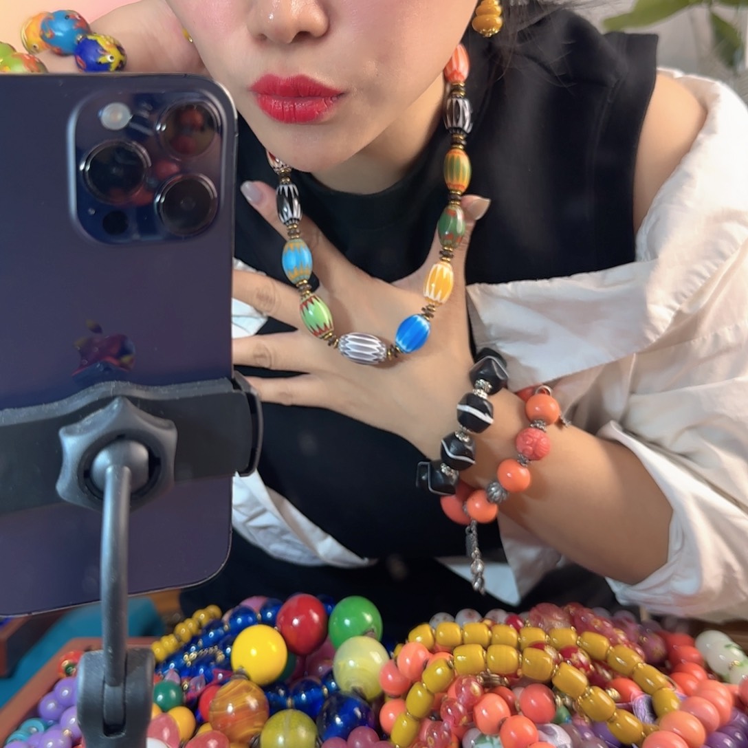 琉璃颈饰老琉璃的故事是什么啊哈哈笑