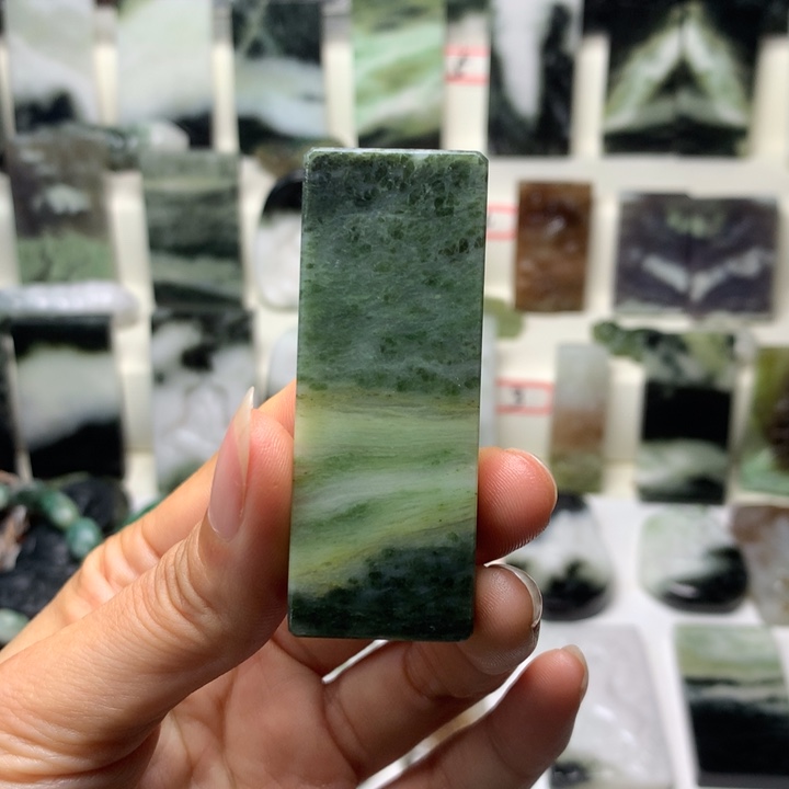 独山玉未镶嵌颈饰