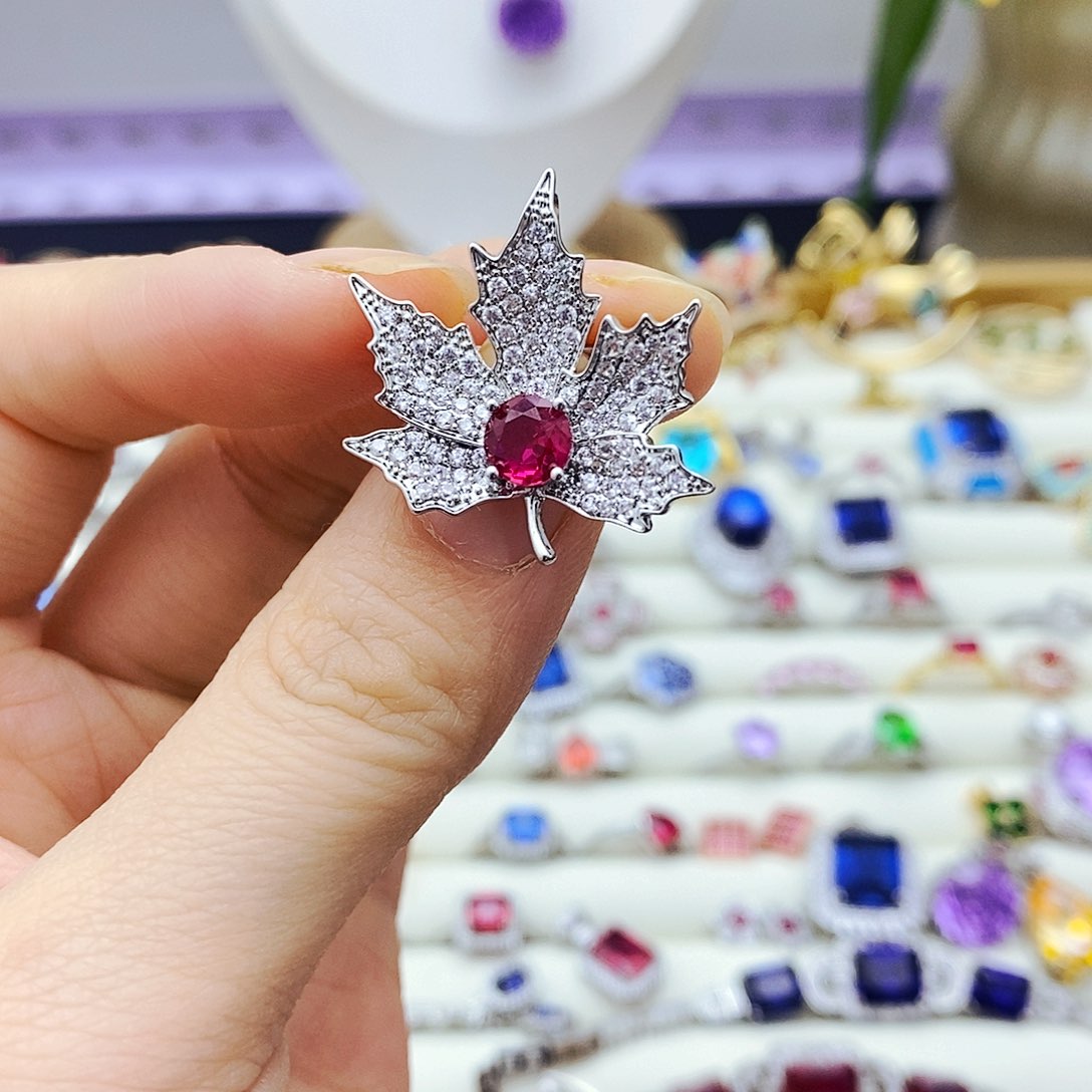 未镶嵌红宝石胸饰