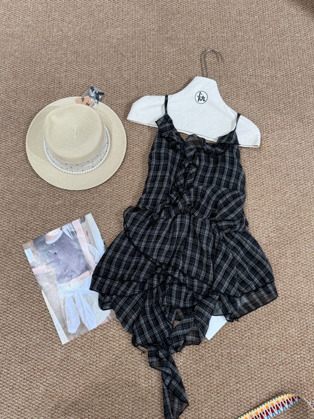 格子吊带上衣不规则下摆设计感