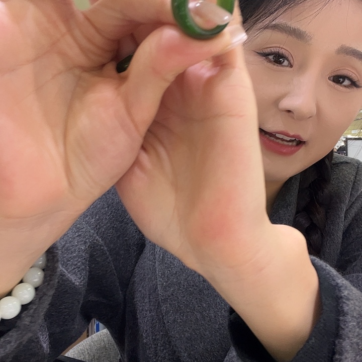 等***来和田玉未镶嵌戒指