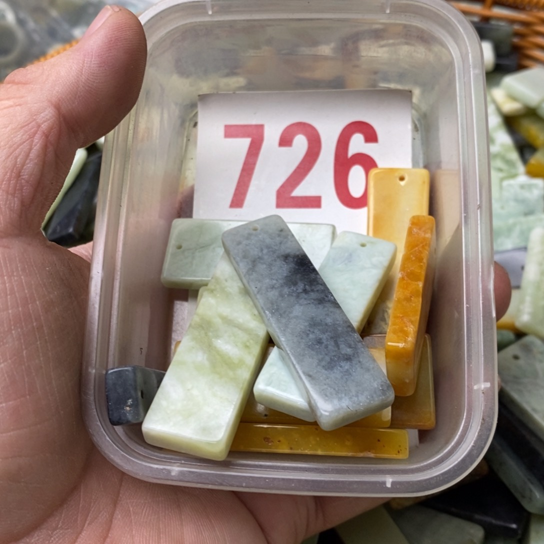 蛇纹石玉挂坠未镶嵌