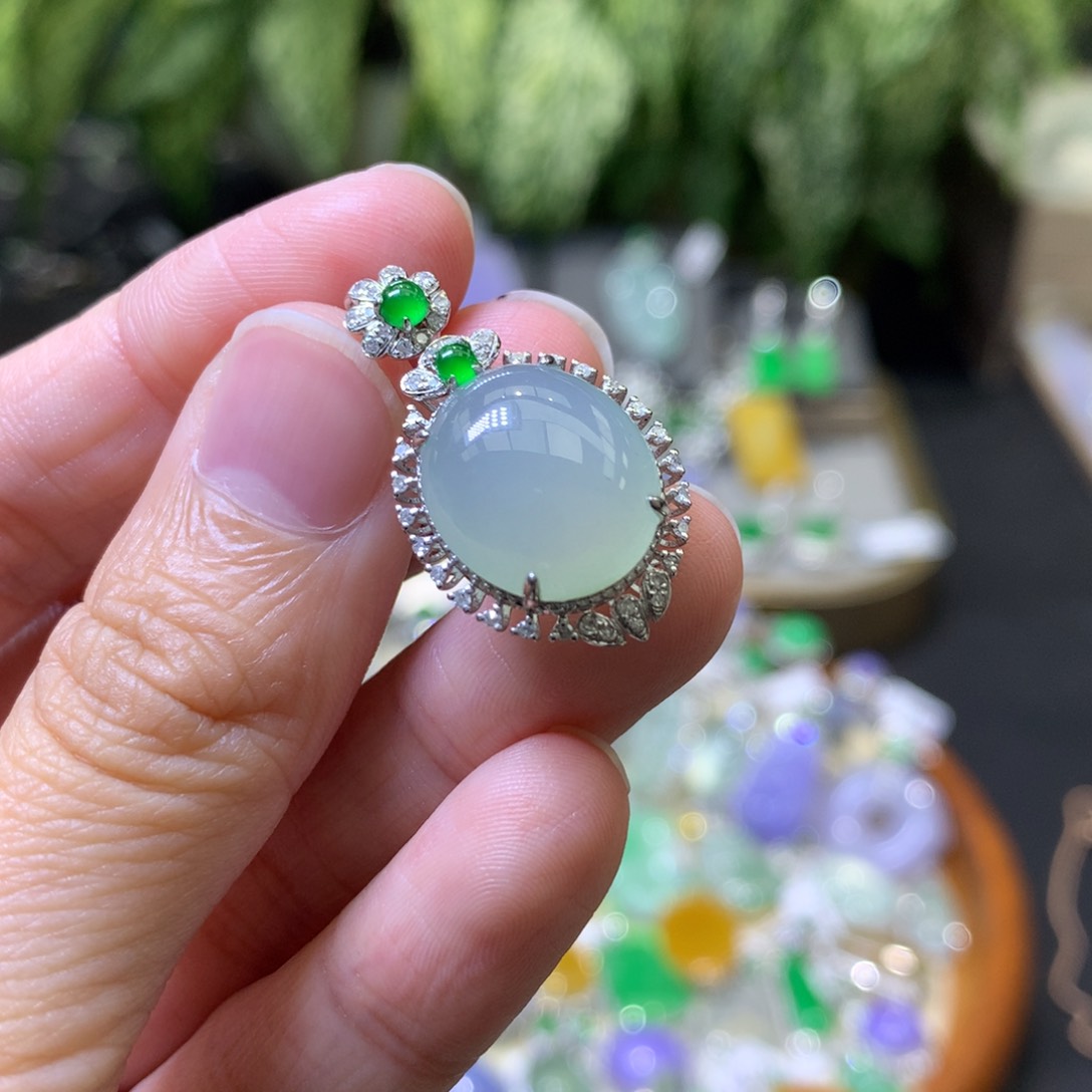 颈饰18K金镶嵌翡翠