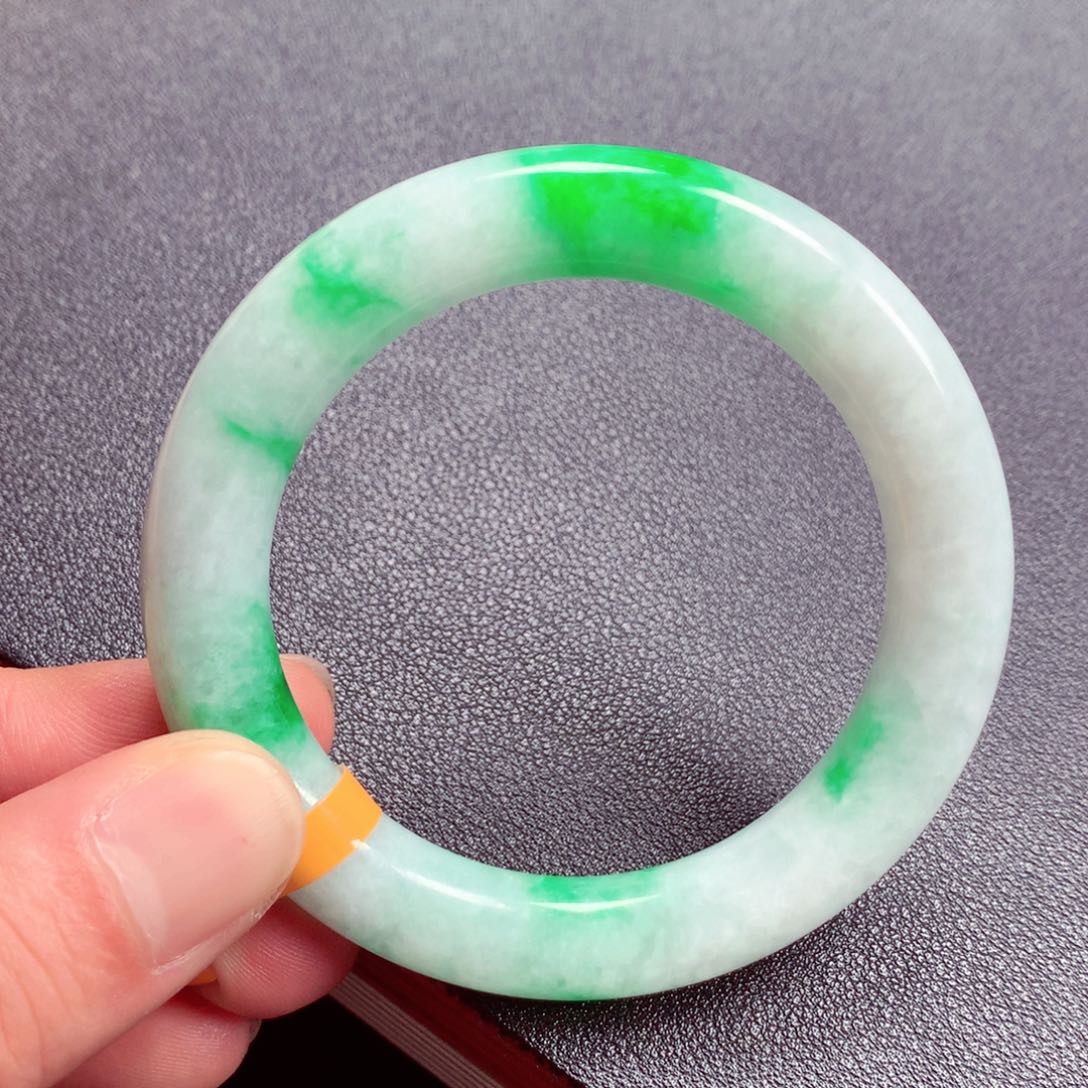 翡翠手镯未镶嵌缅甸翡翠，圆条