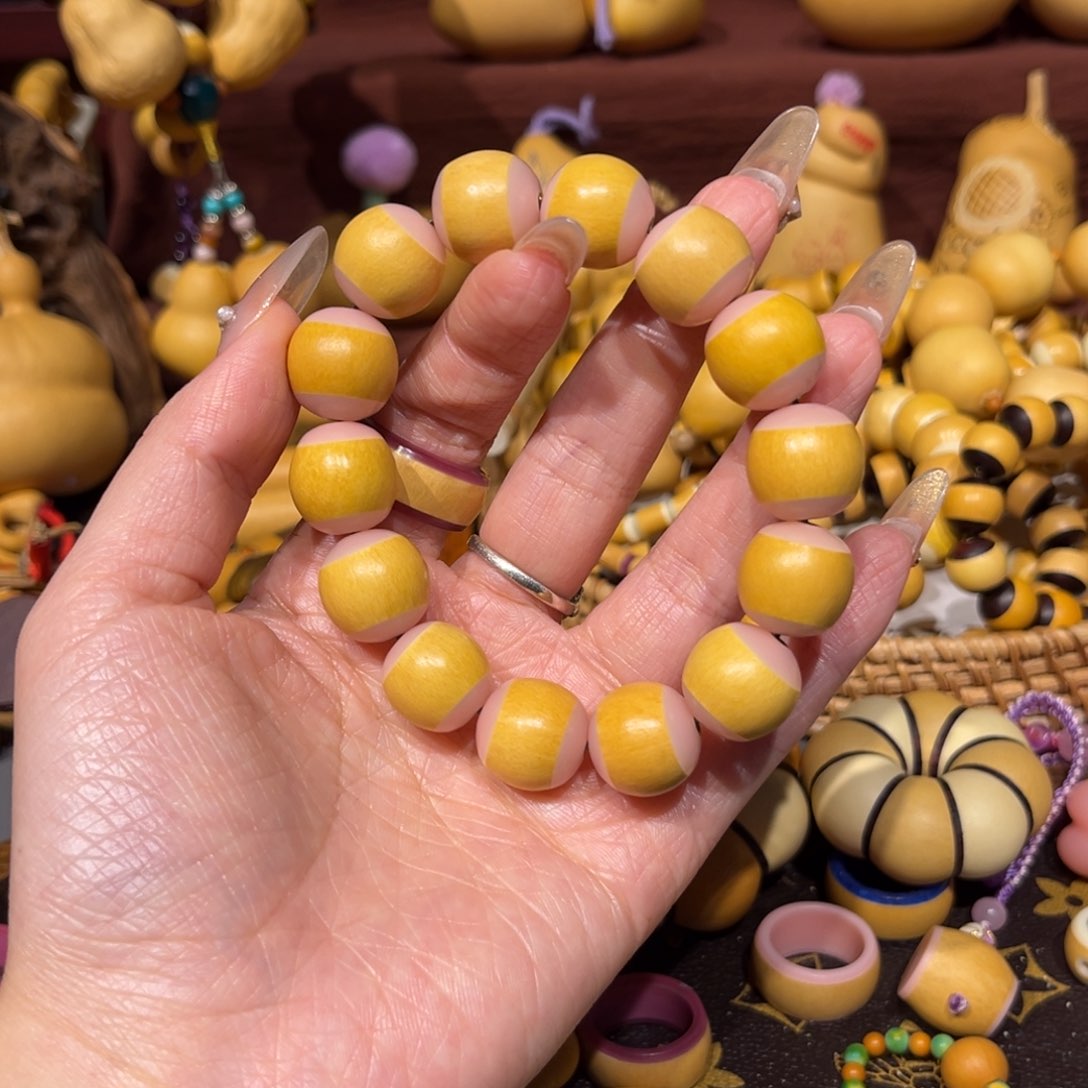 H粉色骨料镶口手串一条