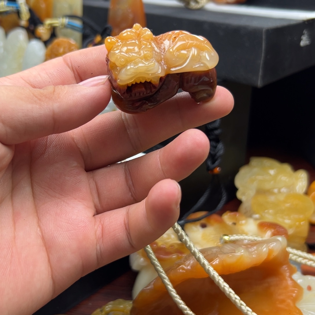 未镶嵌石英质玉（黄龙玉）多样性发货，发其一