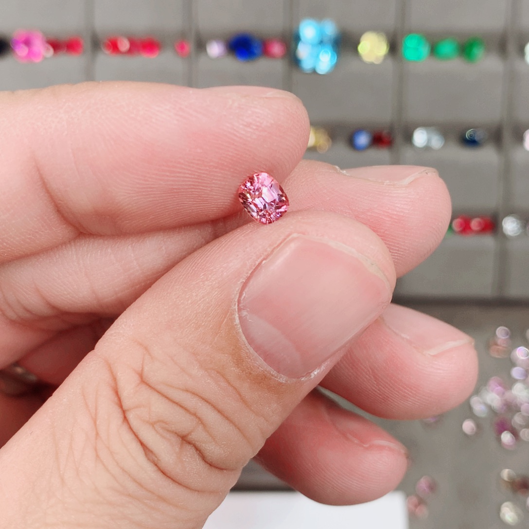 尖晶石裸石未镶嵌0.65ct 精切尖晶石