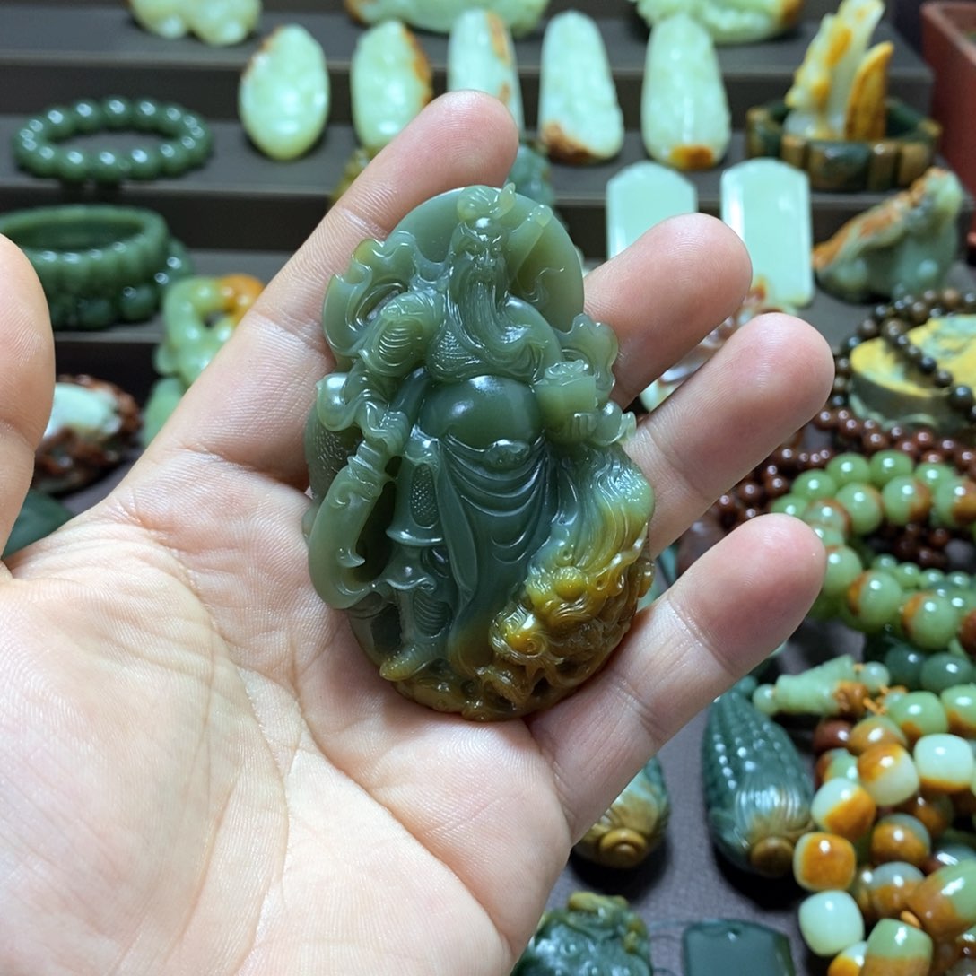 岫岩河磨玉（透闪石质玉）关公未镶嵌不**、