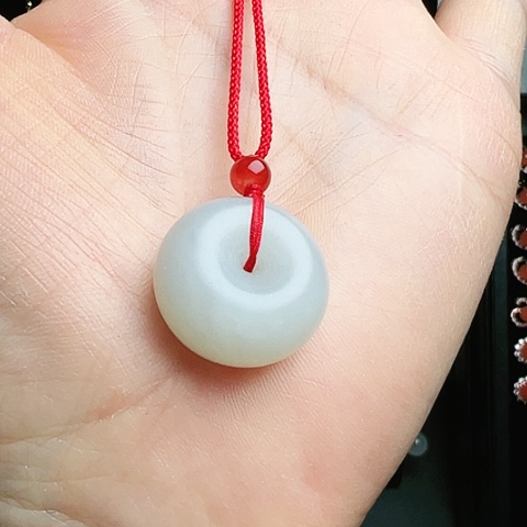 和田玉颈饰未镶嵌平安扣