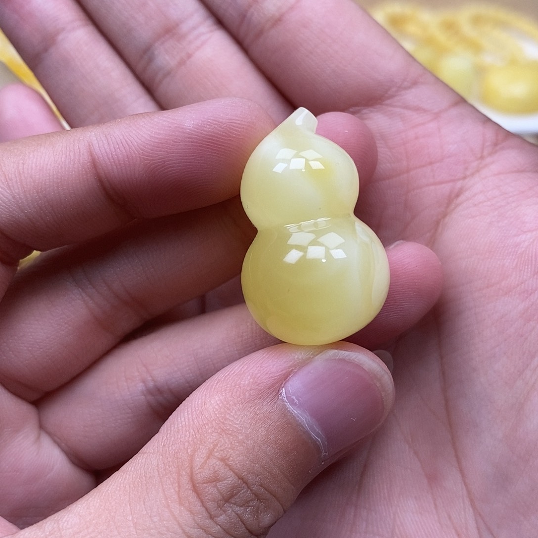 妙***乐琥珀未镶嵌珠宝奇石