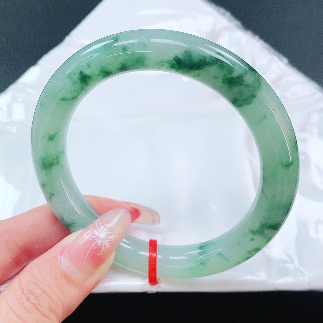 翡翠手镯未镶嵌55圈