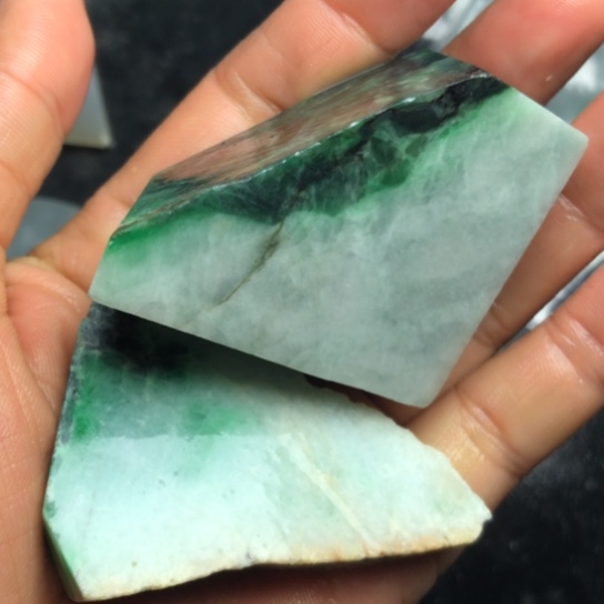 翡翠未镶嵌颈饰裸石