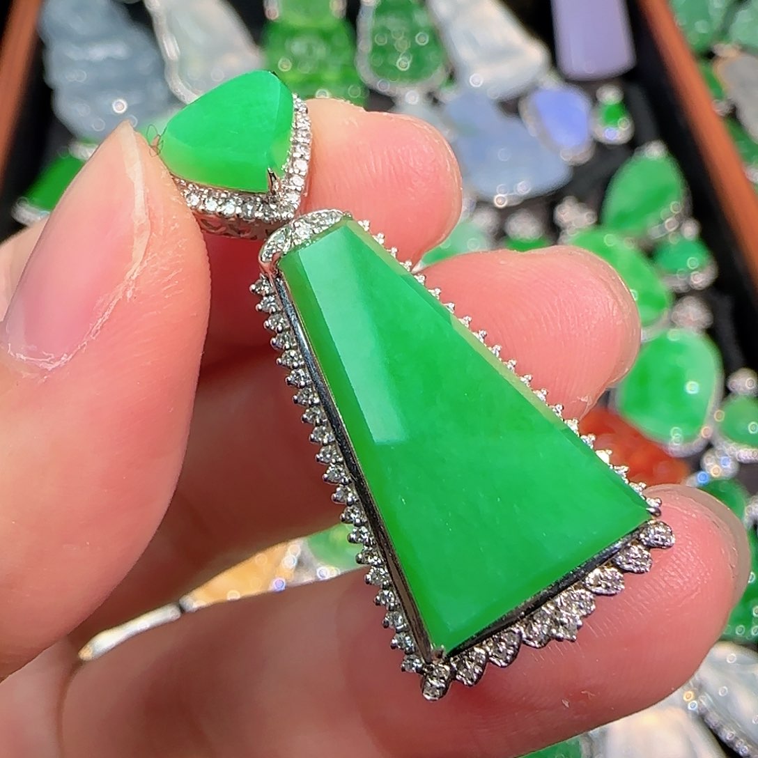 翡翠颈饰18K金镶嵌阳绿无事牌