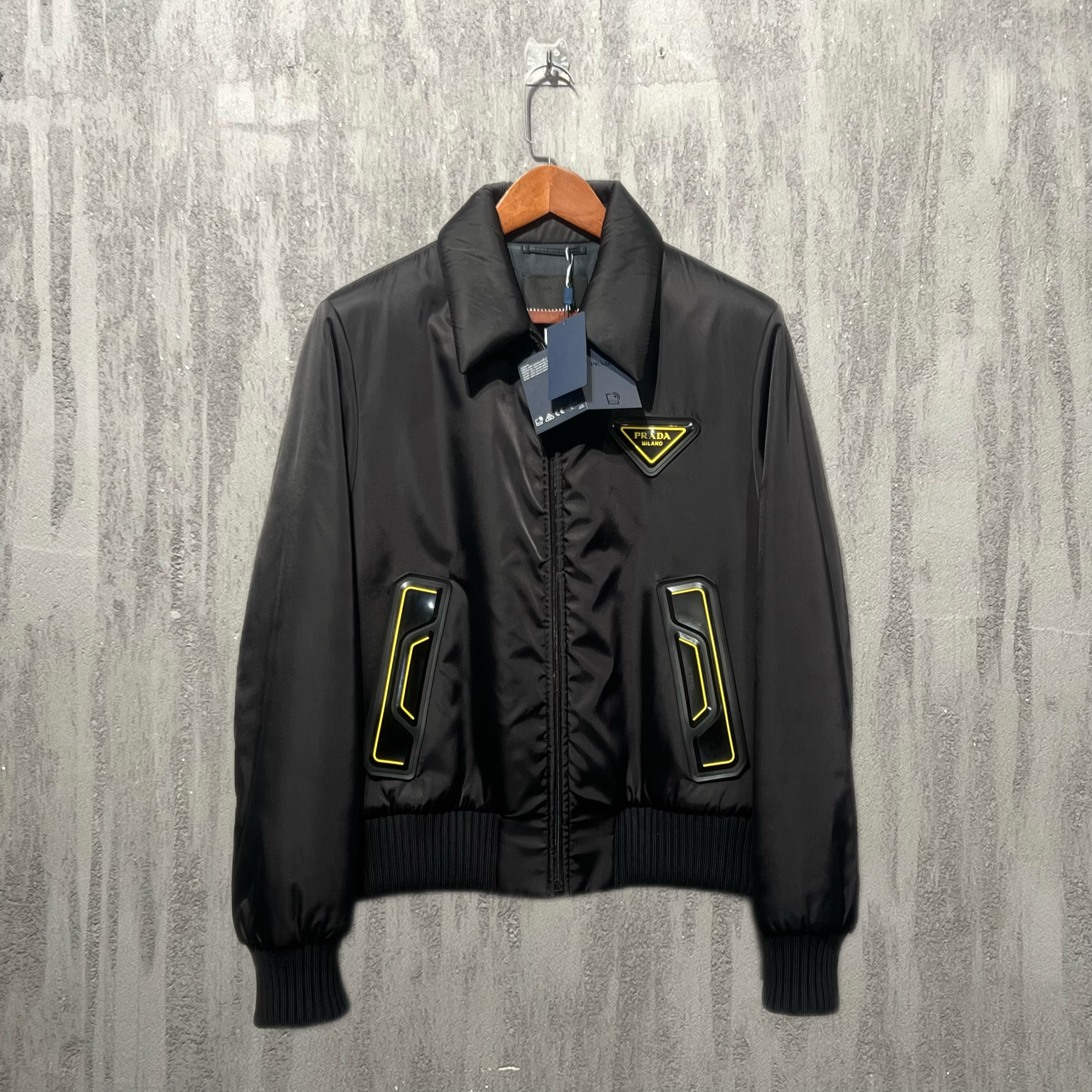 99新 Prada/普拉达 黄色皮标黑色尼龙棉服夹克外套 50码 Z00493
