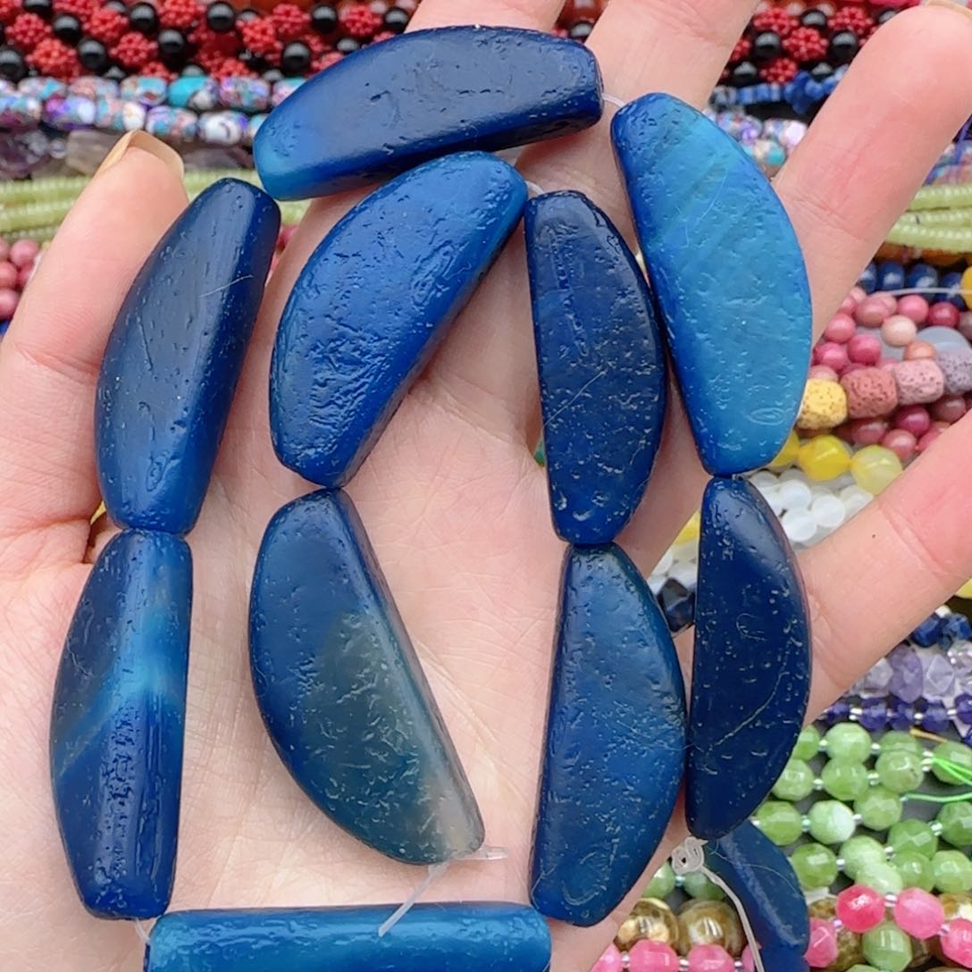 玛瑙/玉髓珠宝半成品未镶嵌包浆老玛瑙月牙一条