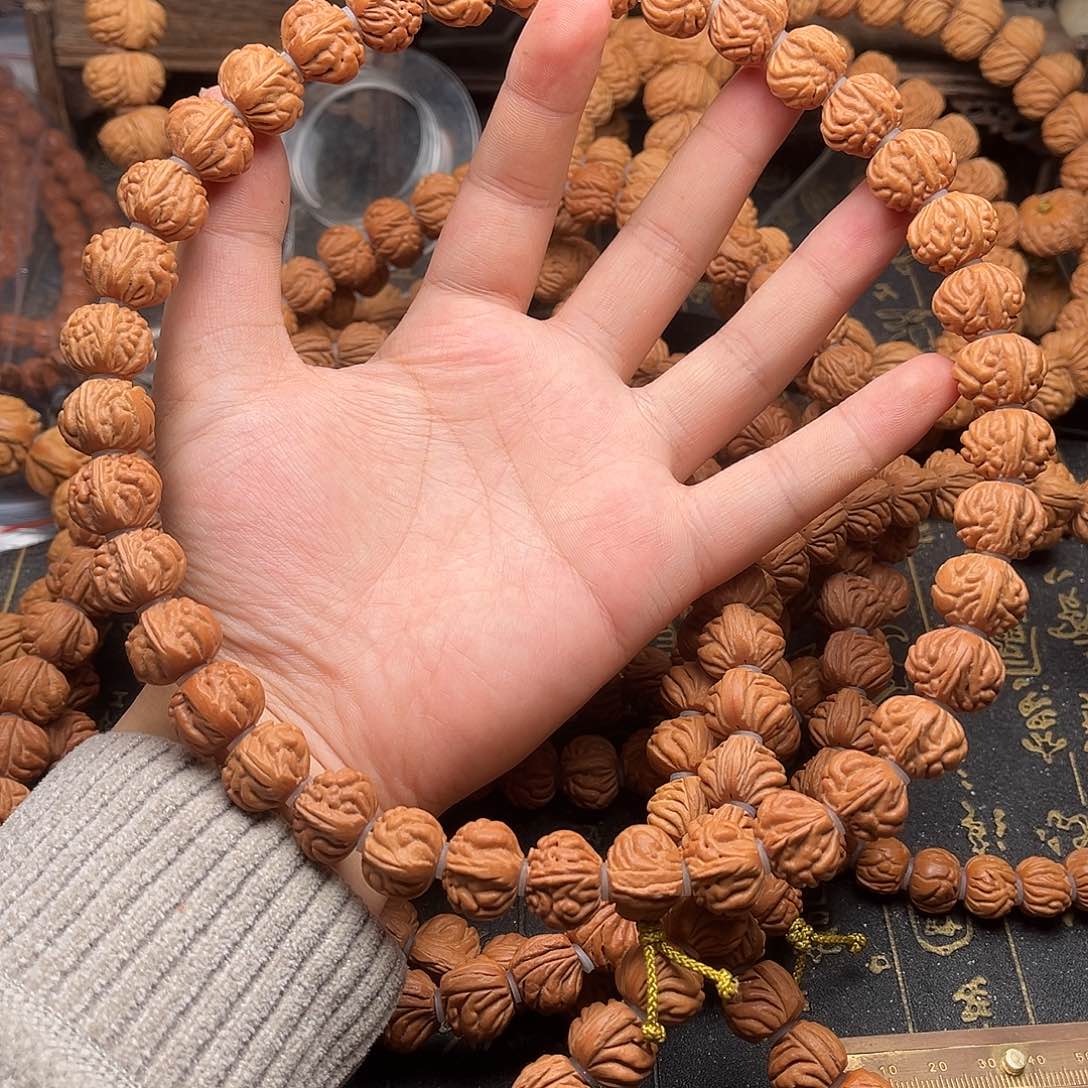 桃核吊坠桃和手持