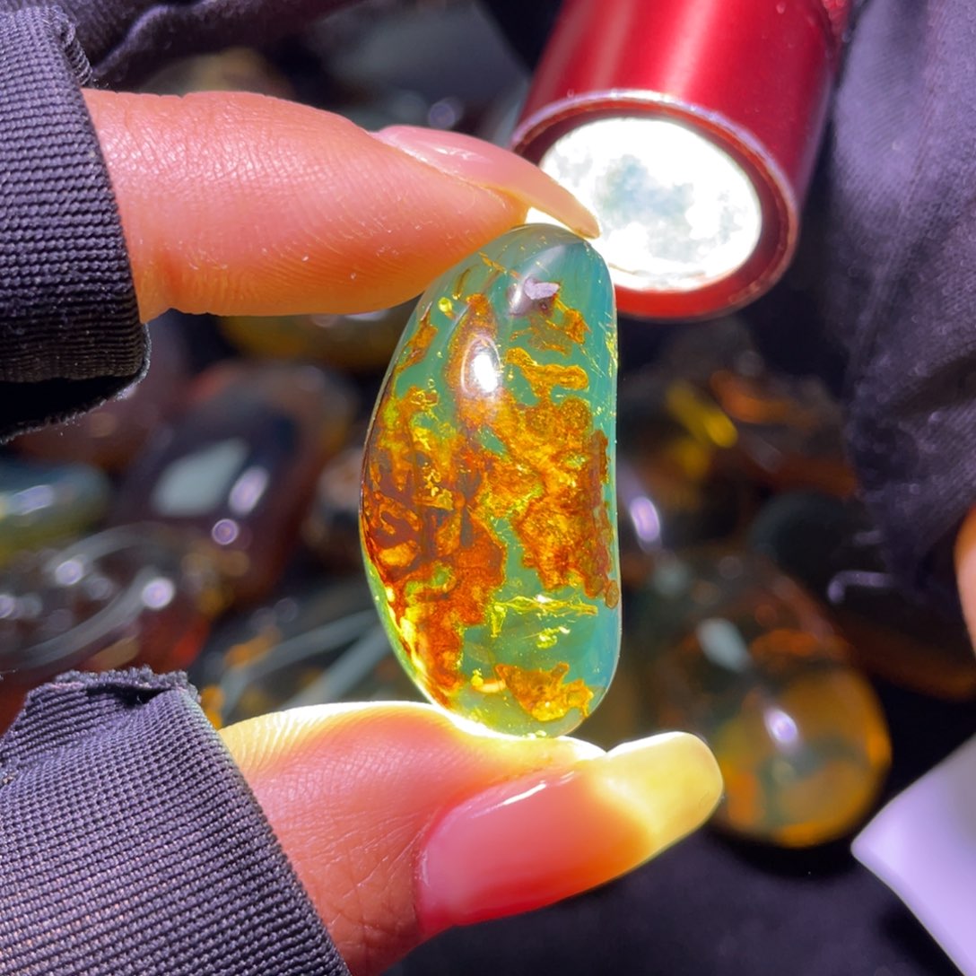 未镶嵌琥珀裸石！