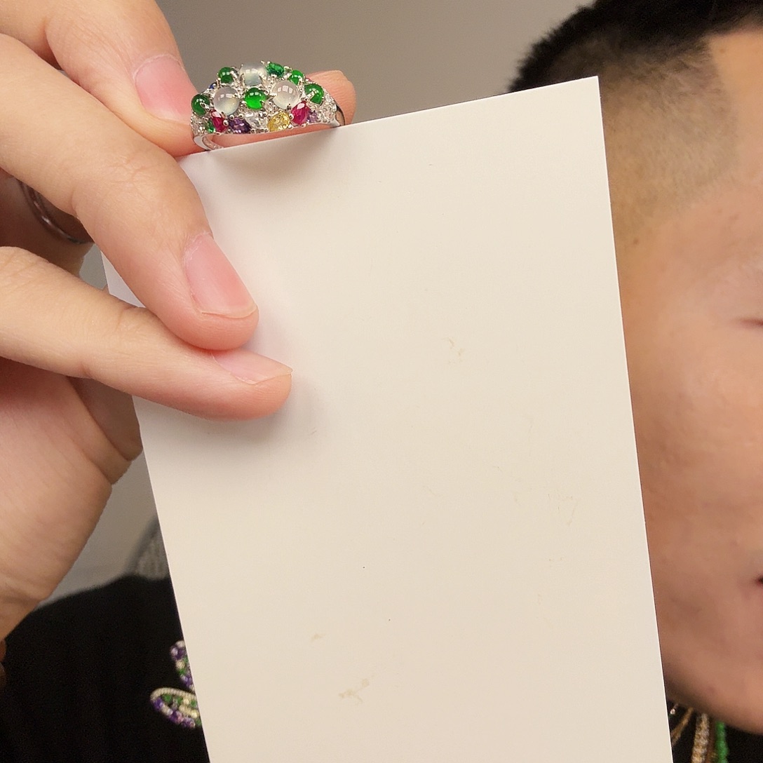 翡翠未镶嵌颈饰一件