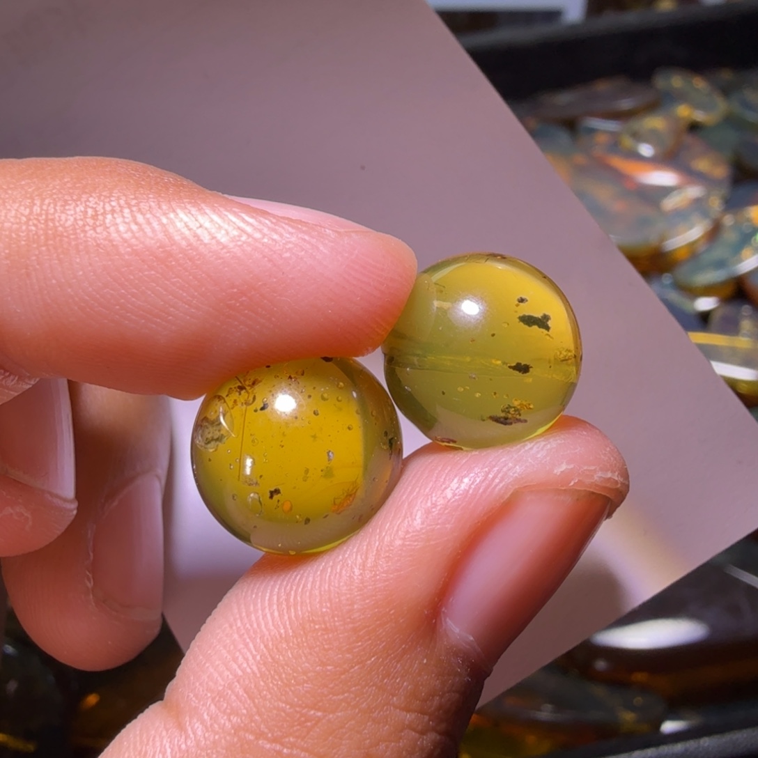 红***哥琥珀未镶嵌裸石，，