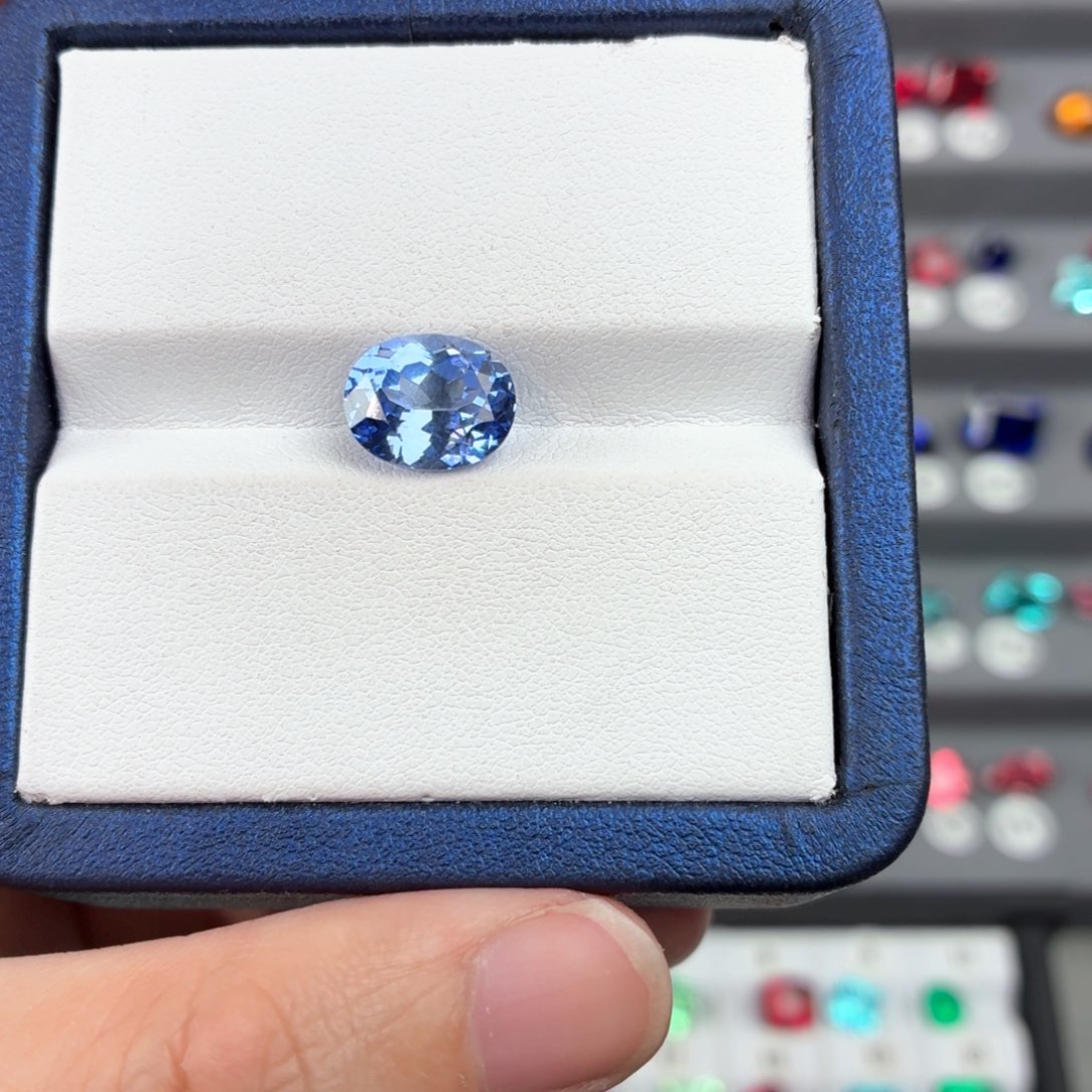 别***着合成（培育）蓝宝石裸石5.51ct