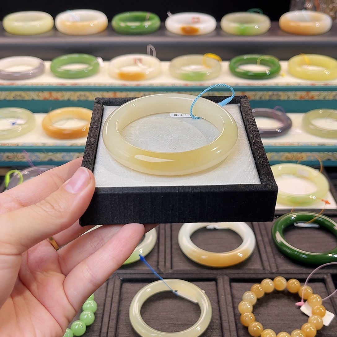 和田玉手镯未镶嵌 洒金糖