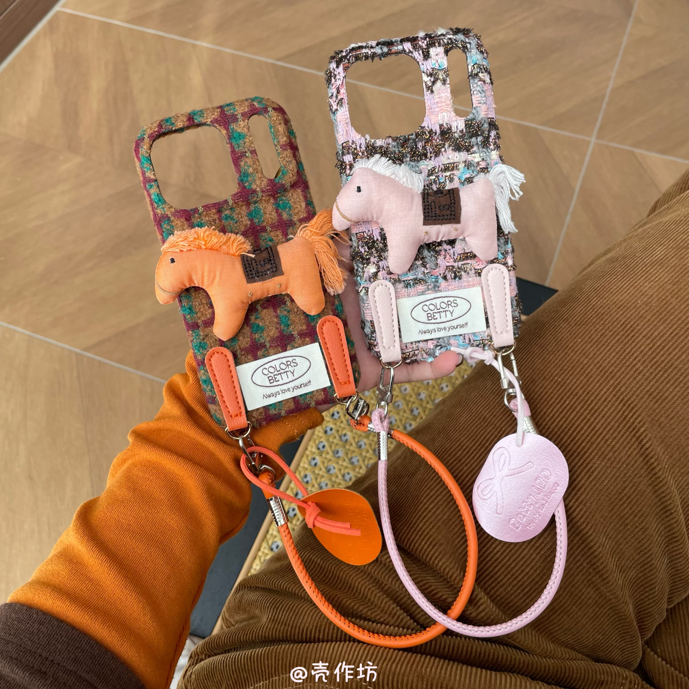 绒布撞色格纹立体小马手提挂绳适用iPhone17promax苹果16手机壳15