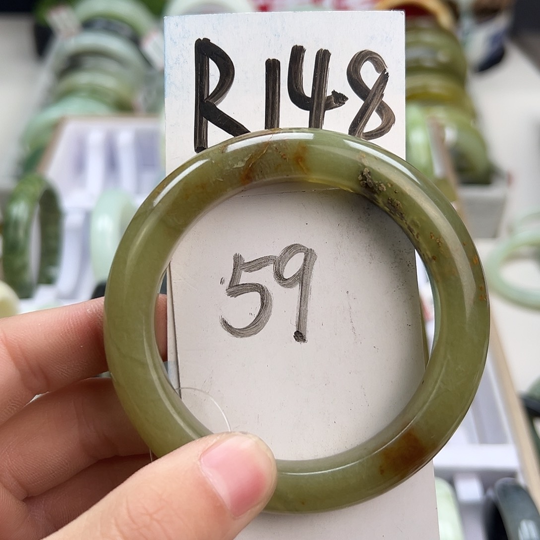 岫玉手镯未镶嵌天然岫玉微瑕，可以正常佩戴