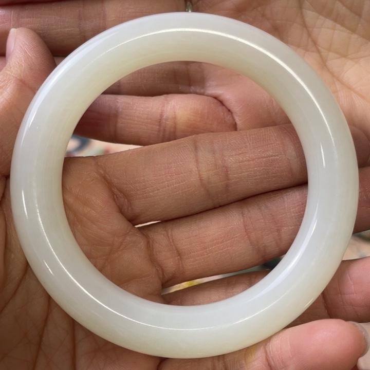 和田玉手镯未镶嵌超*星