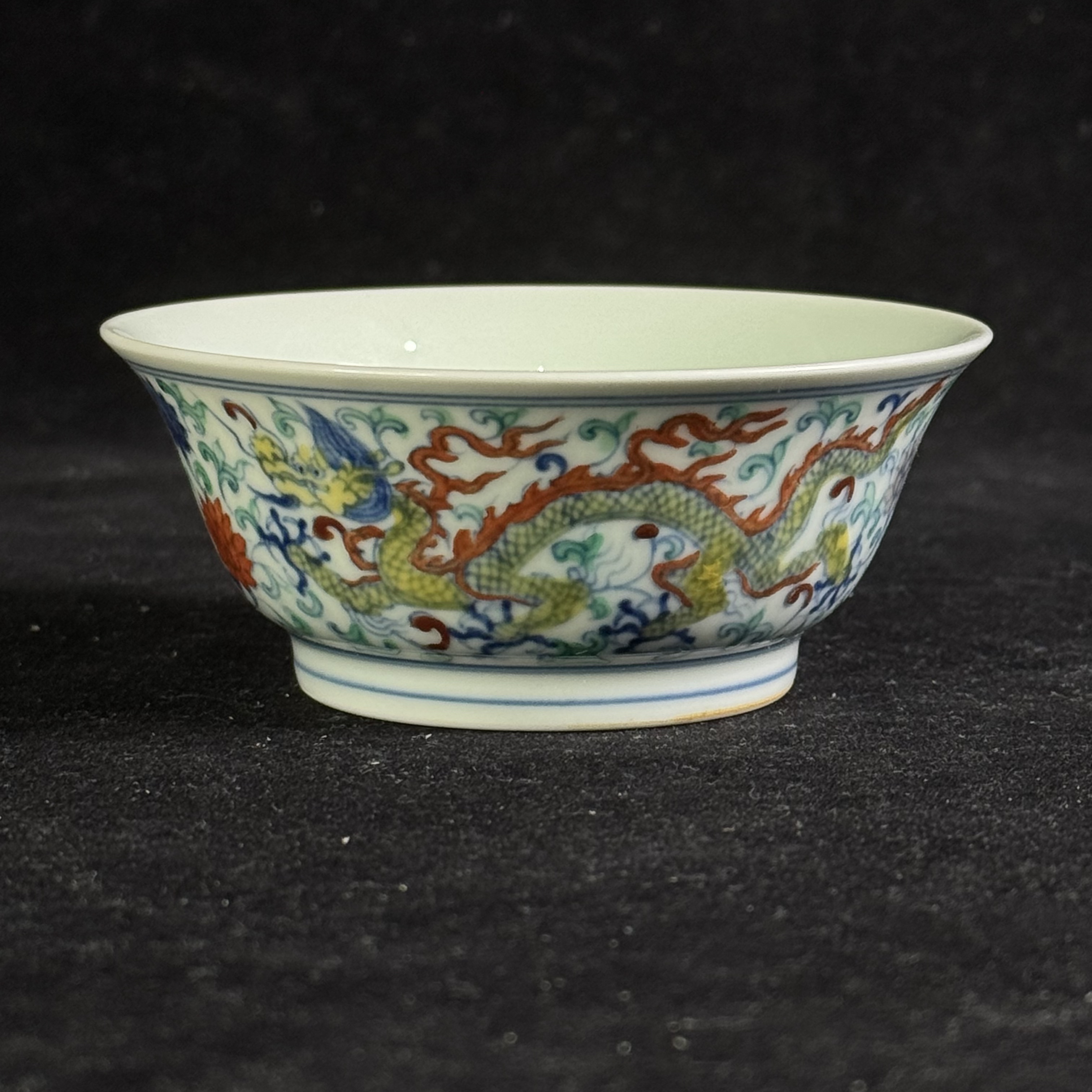 M斗彩龙凤穿花纹马蹄杯