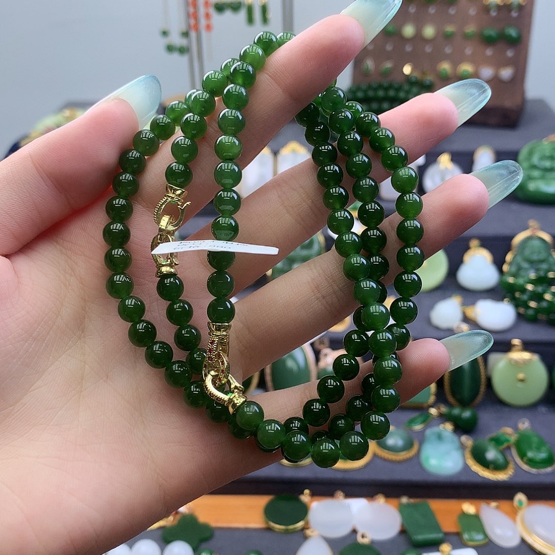 颈饰未镶嵌和田玉（碧玉）