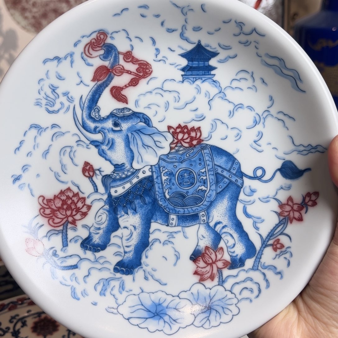 青花釉里红。大象壶承