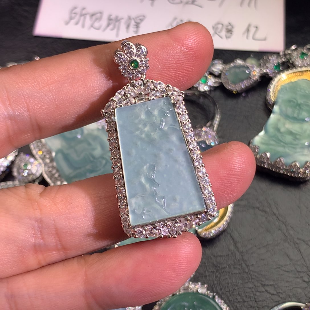 翡翠颈饰未镶嵌鹿牌