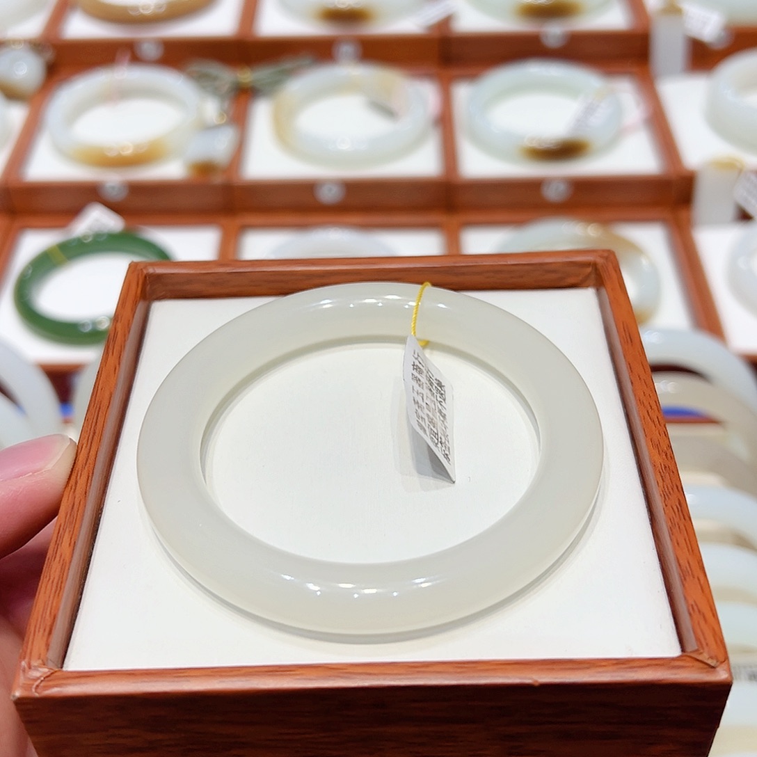 和田玉手镯未镶嵌圆条荔枝冻